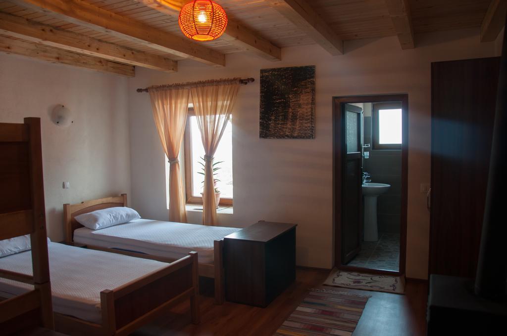 Aste Guesthouse Tropoje Rum bild
